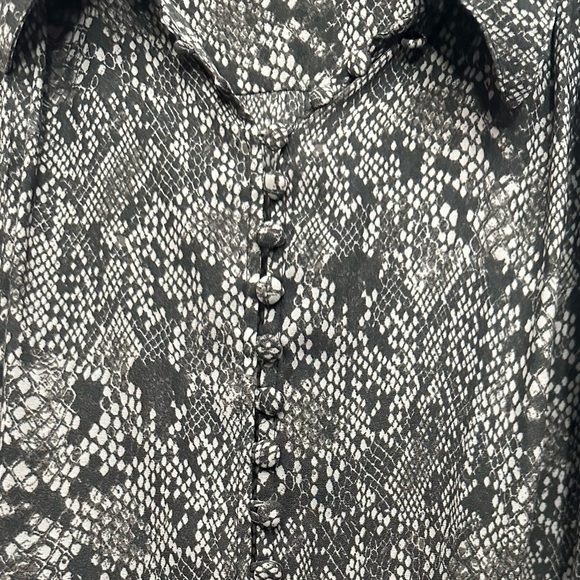 Free People Modern Muse Snakeskin Blouse Size Medium Tie Detail Button Front - Picture 5 of 5